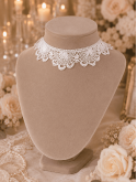 Sublimez votre féminité avec ce collier ras-de-cou en dentelle blanche ancienne 