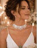 Sublimez votre féminité avec ce collier ras-de-cou en dentelle blanche ancienne 