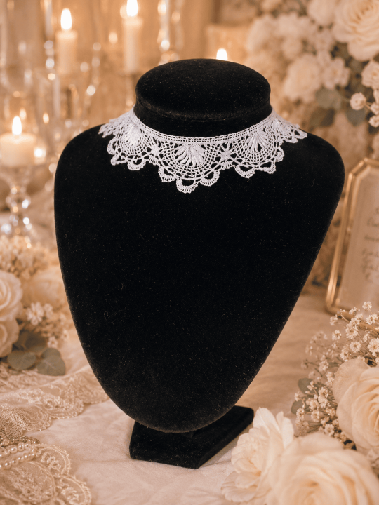 Sublimez votre féminité avec ce collier ras-de-cou en dentelle blanche ancienne 