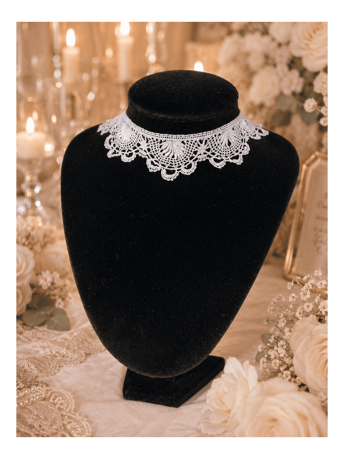 Sublimez votre féminité avec ce collier ras-de-cou en dentelle blanche ancienne 