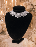 Sublimez votre féminité avec ce collier ras-de-cou en dentelle blanche ancienne 