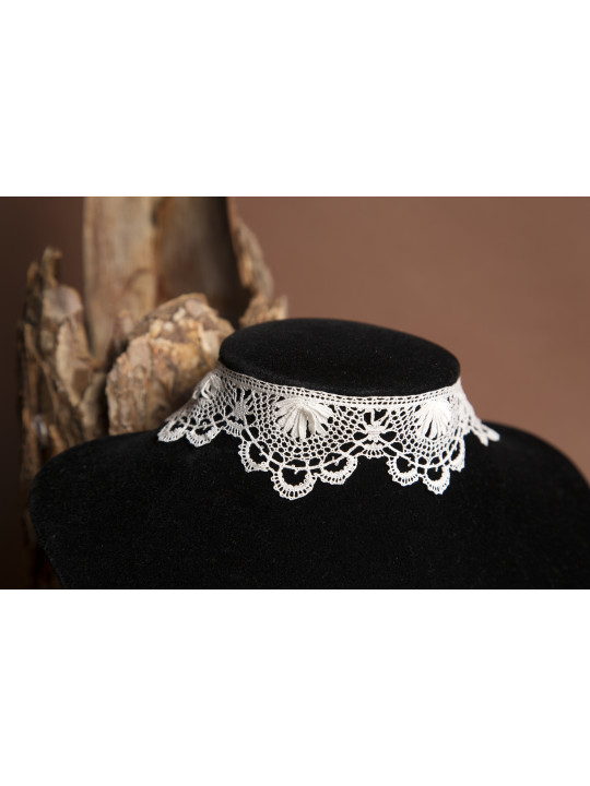 Sublimez votre féminité avec ce collier ras-de-cou en dentelle blanche ancienne 