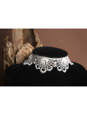 Sublimez votre féminité avec ce collier ras-de-cou en dentelle blanche ancienne 