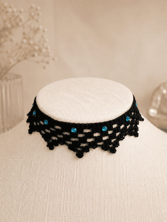 Collier Vintage ras de cou en dentelle ancienne aux fuseaux noire 