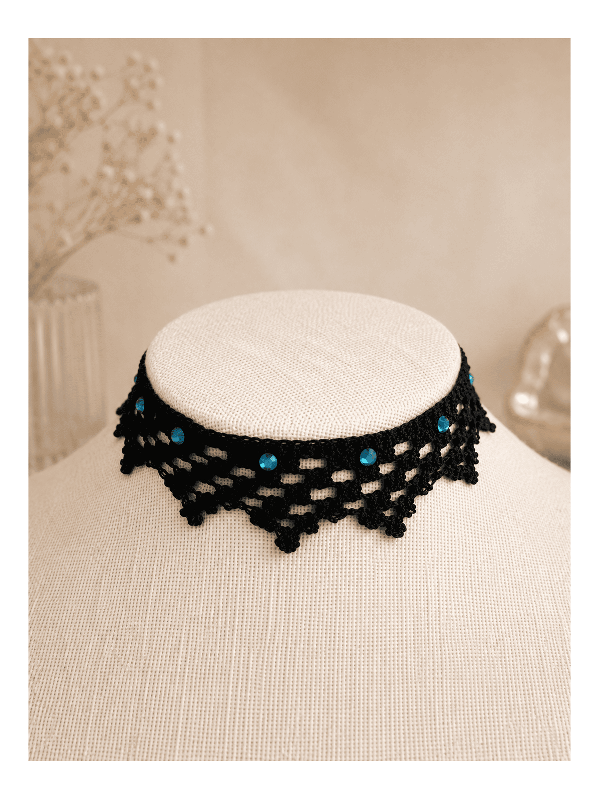 Collier Vintage ras de cou en dentelle ancienne aux fuseaux noire 