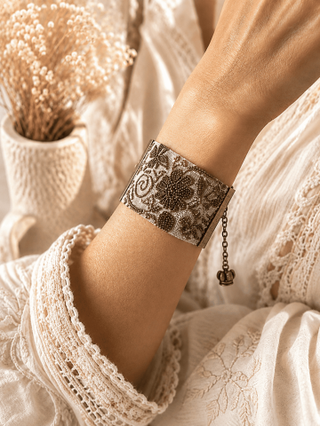 Bracelet manchette en dentelle perlée bohème chic Bijou artisanal femme