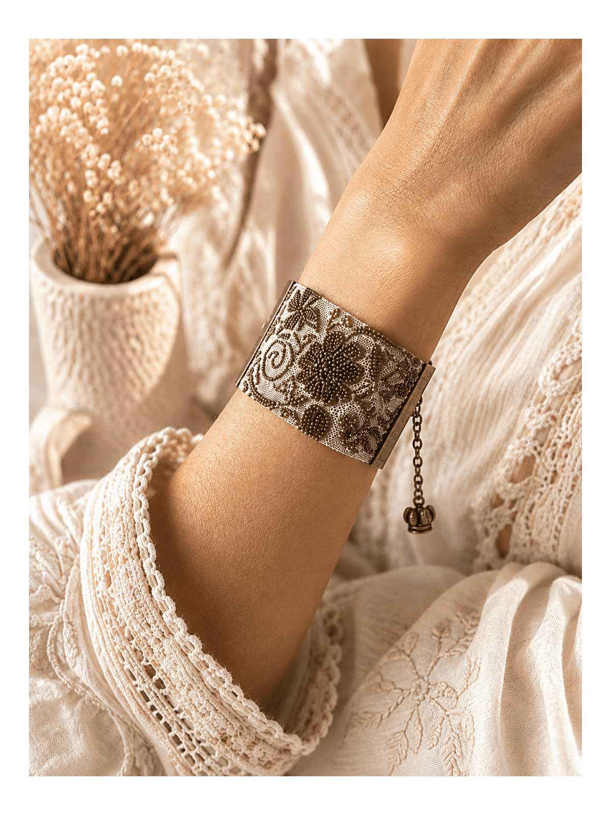 Bracelet manchette en dentelle perlée bohème chic Bijou artisanal femme