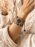 Bracelet manchette en dentelle perlée bohème chic Bijou artisanal femme