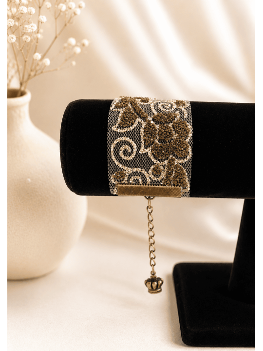 Bracelet manchette en dentelle perlée bohème chic Bijou artisanal femme