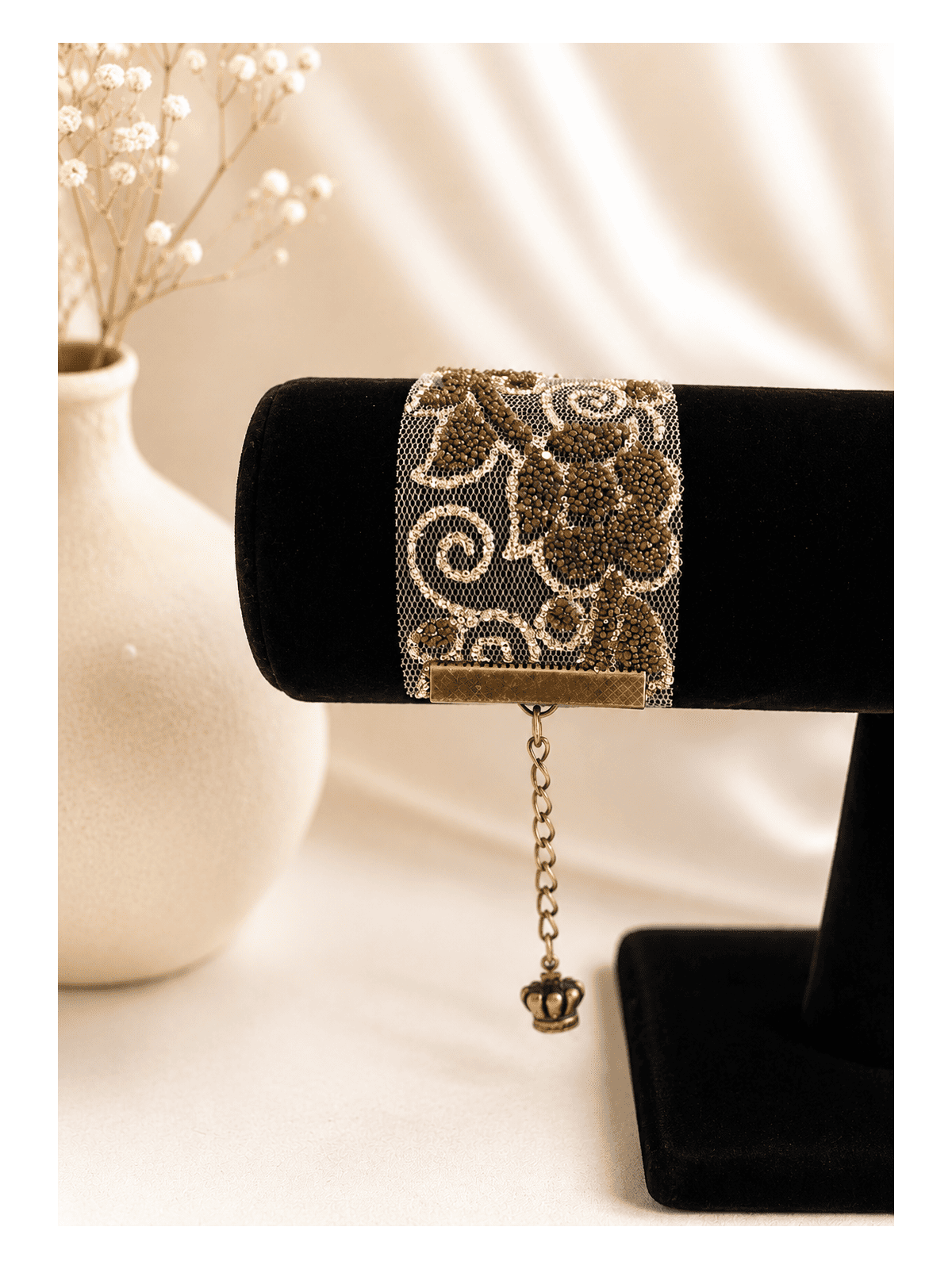 Bracelet manchette en dentelle perlée bohème chic Bijou artisanal femme