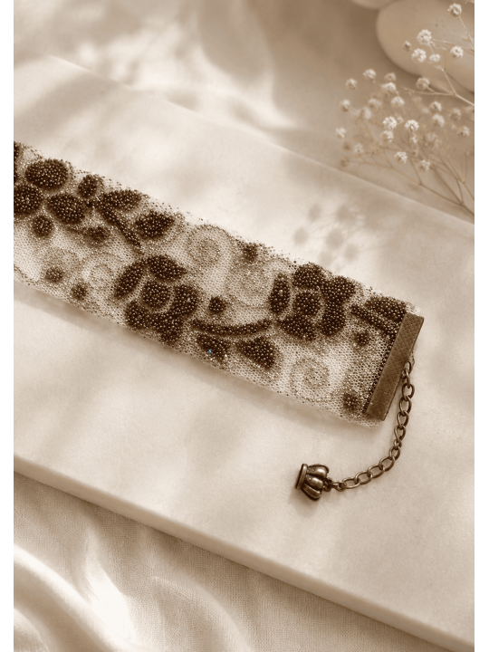 Bracelet manchette en dentelle perlée bohème chic Bijou artisanal femme