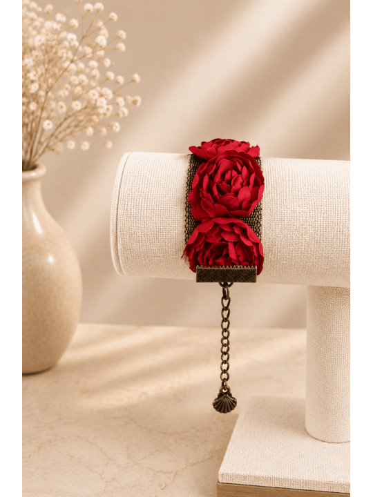 Bracelet fleurs rouges sur dentelle noire Bijou artisanal romantique vintage