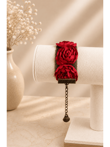 Bracelet fleurs rouges sur dentelle noire Bijou artisanal romantique vintage