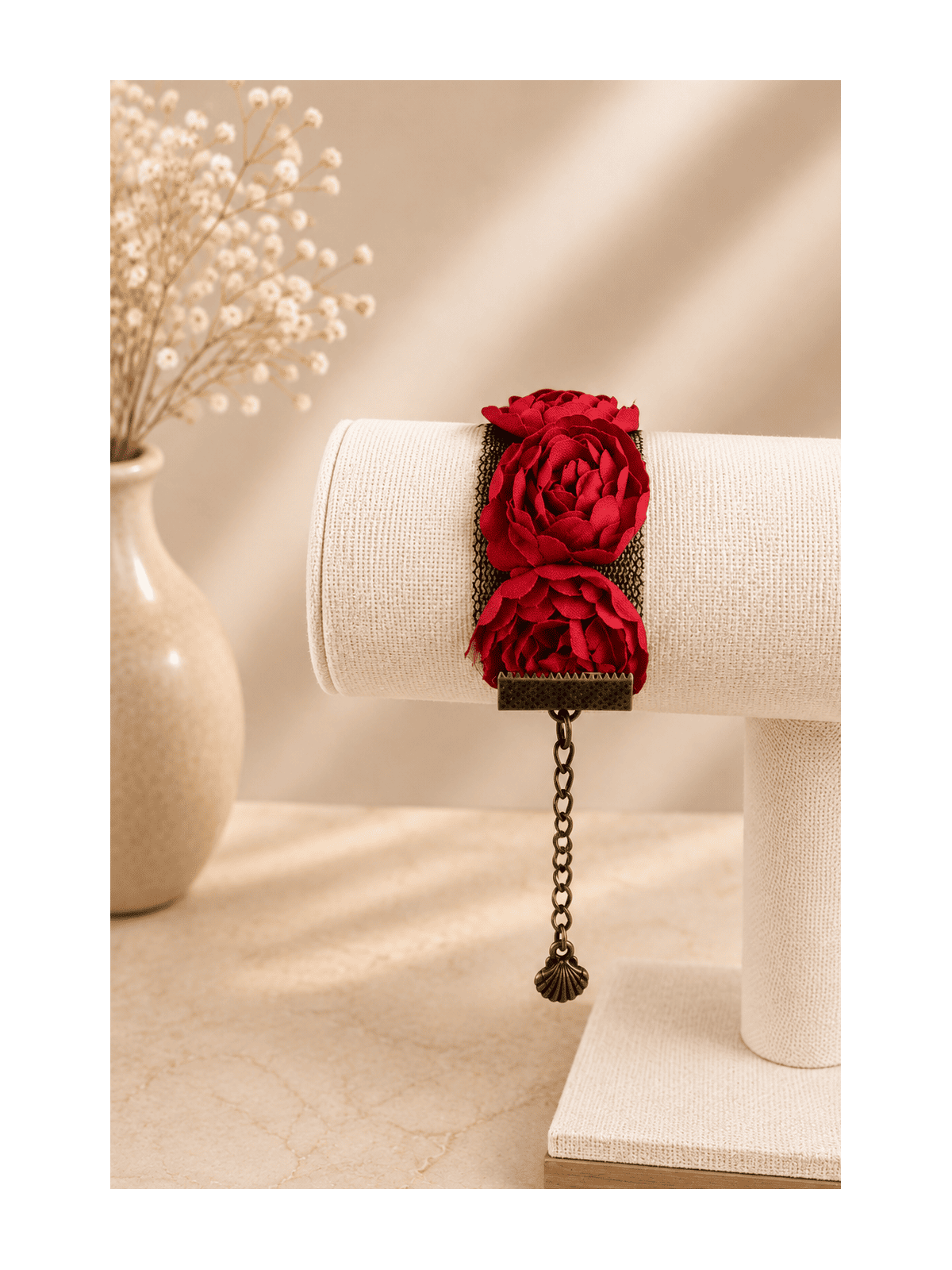 Bracelet fleurs rouges sur dentelle noire Bijou artisanal romantique vintage