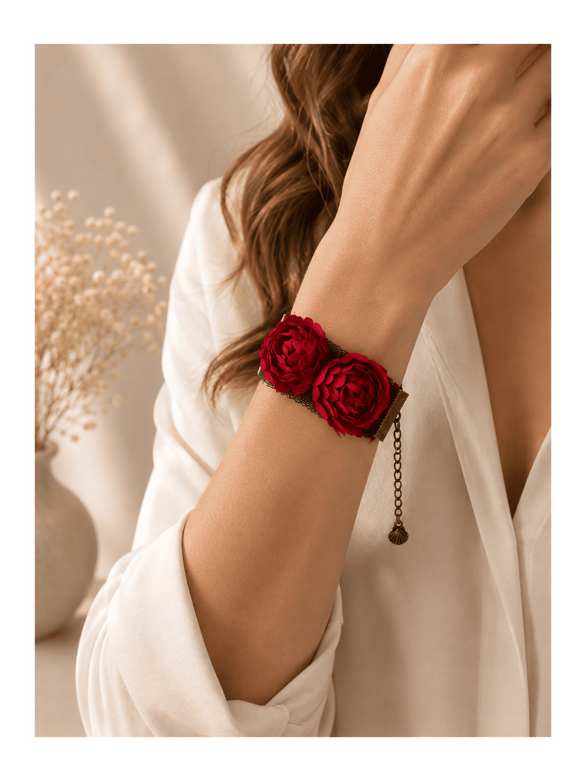 Bracelet fleurs rouges sur dentelle noire Bijou artisanal romantique vintage
