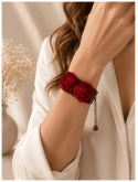 Bracelet fleurs rouges sur dentelle noire Bijou artisanal romantique vintage