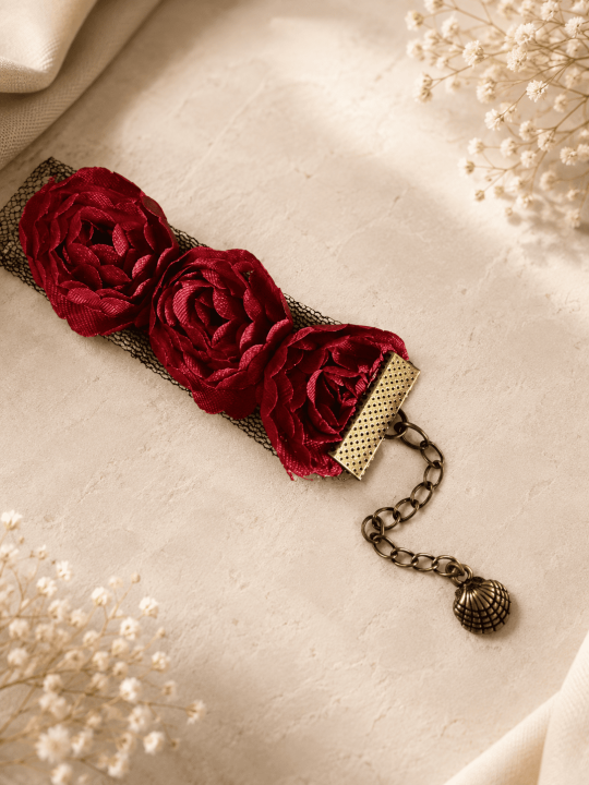 Bracelet fleurs rouges sur dentelle noire Bijou artisanal romantique vintage