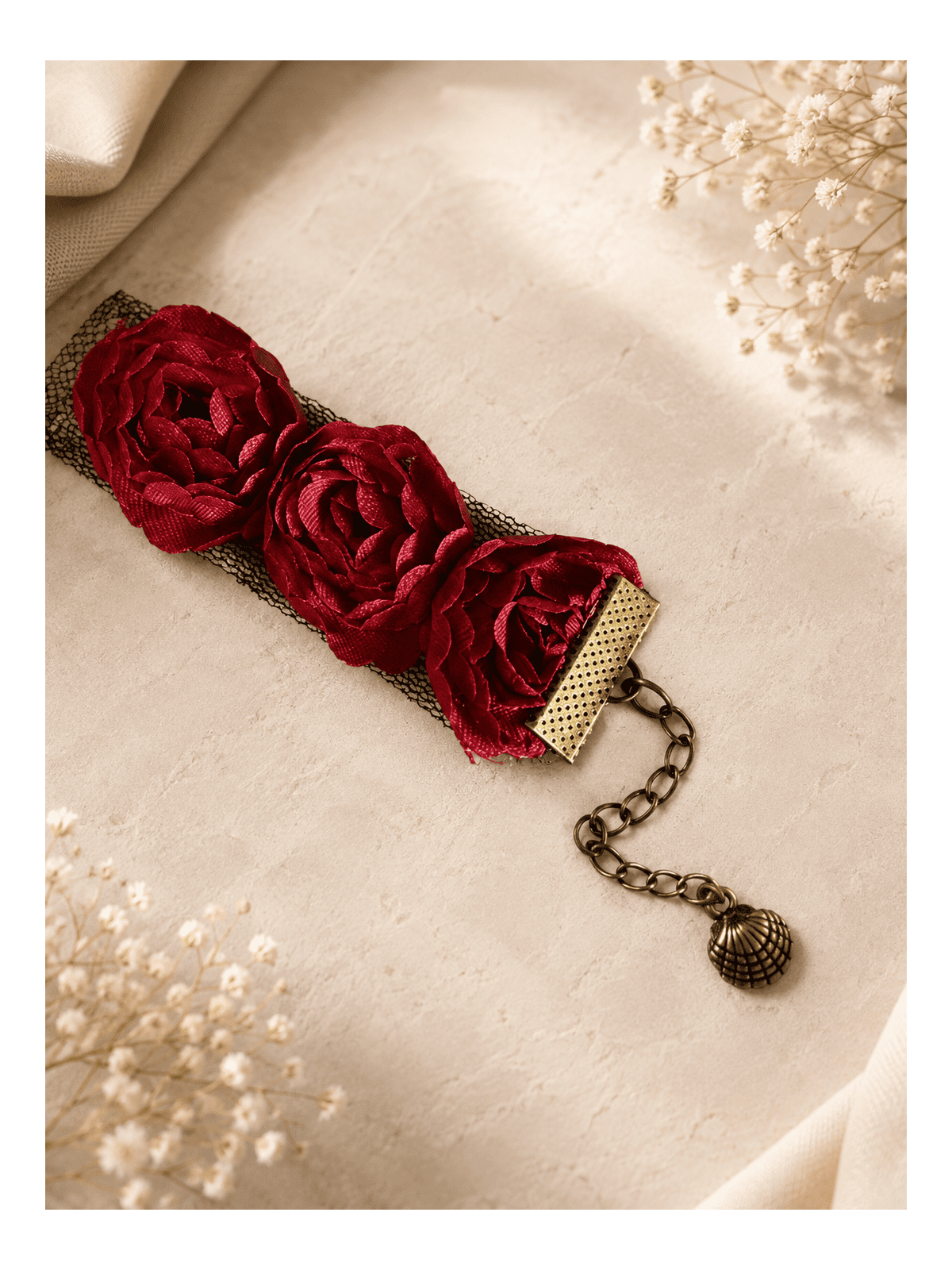 Bracelet fleurs rouges sur dentelle noire Bijou artisanal romantique vintage
