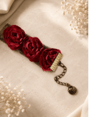 Bracelet fleurs rouges sur dentelle noire Bijou artisanal romantique vintage