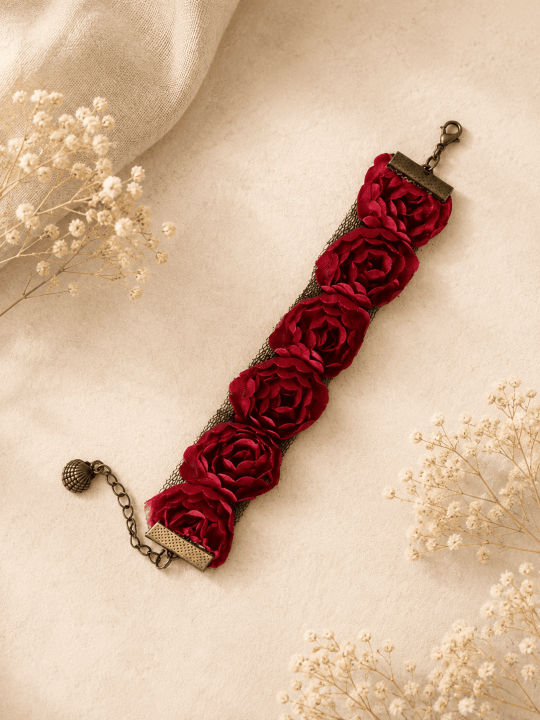 Bracelet fleurs rouges sur dentelle noire Bijou artisanal romantique vintage