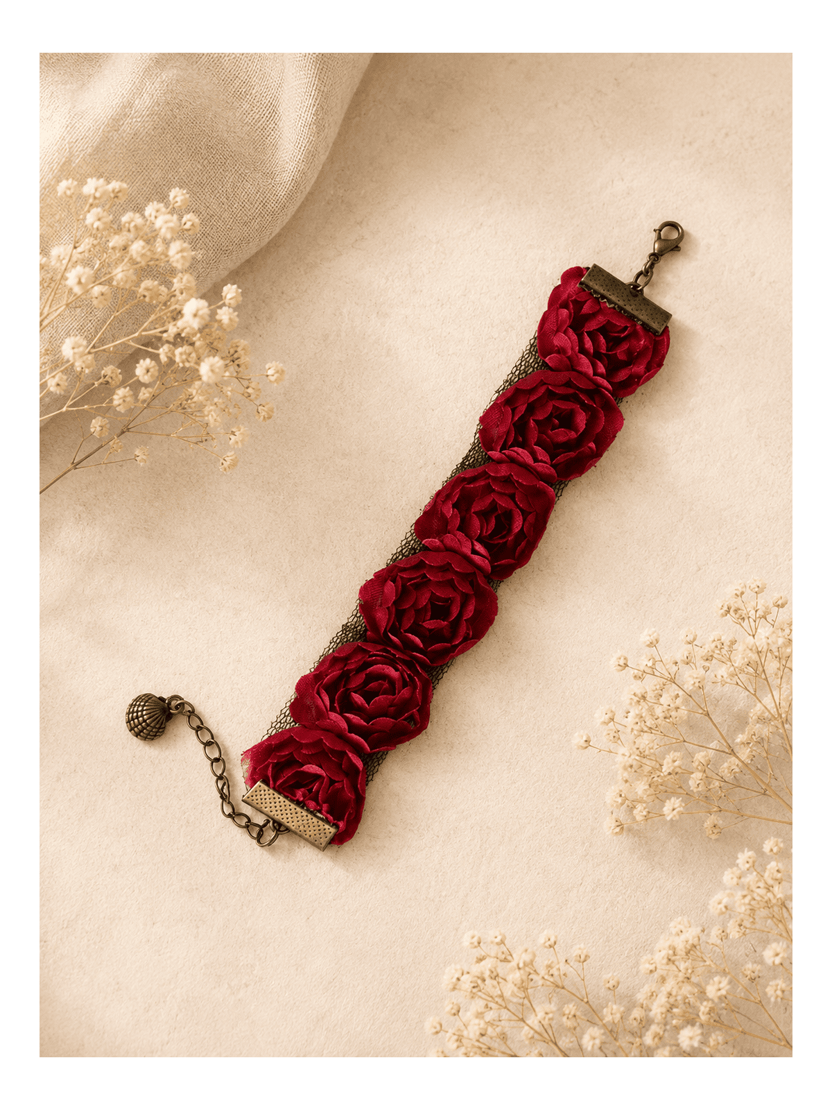 Bracelet fleurs rouges sur dentelle noire Bijou artisanal romantique vintage