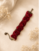 Bracelet fleurs rouges sur dentelle noire Bijou artisanal romantique vintage