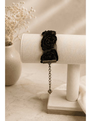 Rosa séduira les amatrices de bijoux raffinés et d'accessoires artisanaux