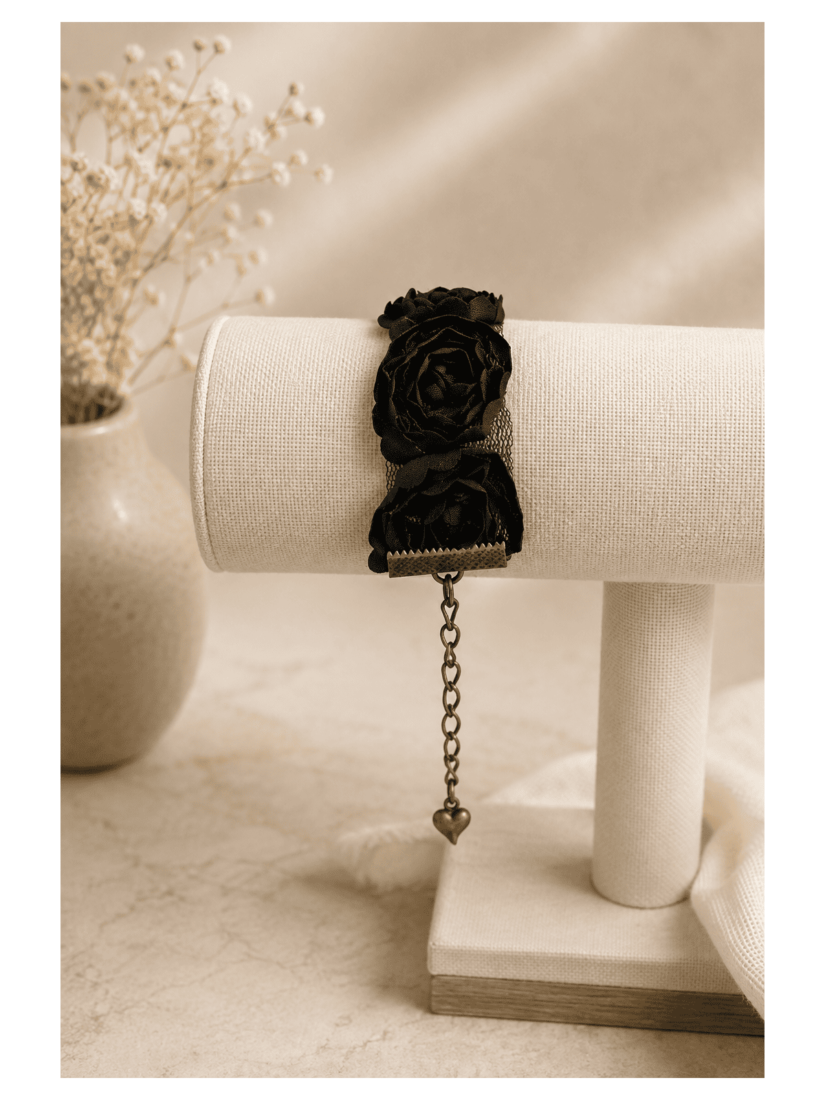 Rosa séduira les amatrices de bijoux raffinés et d'accessoires artisanaux
