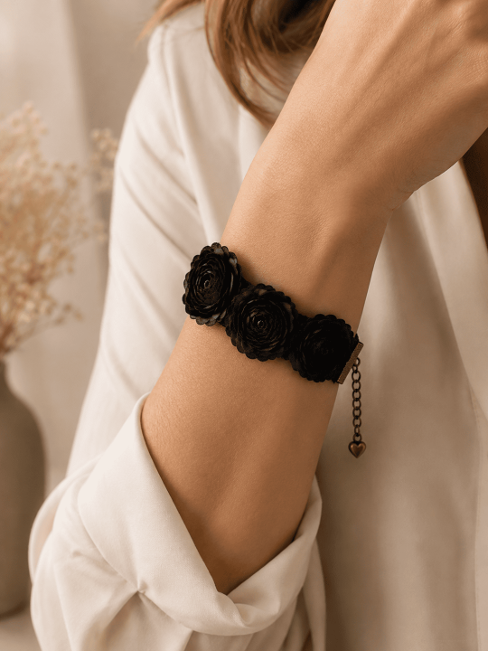 Rosa séduira les amatrices de bijoux raffinés et d'accessoires artisanaux