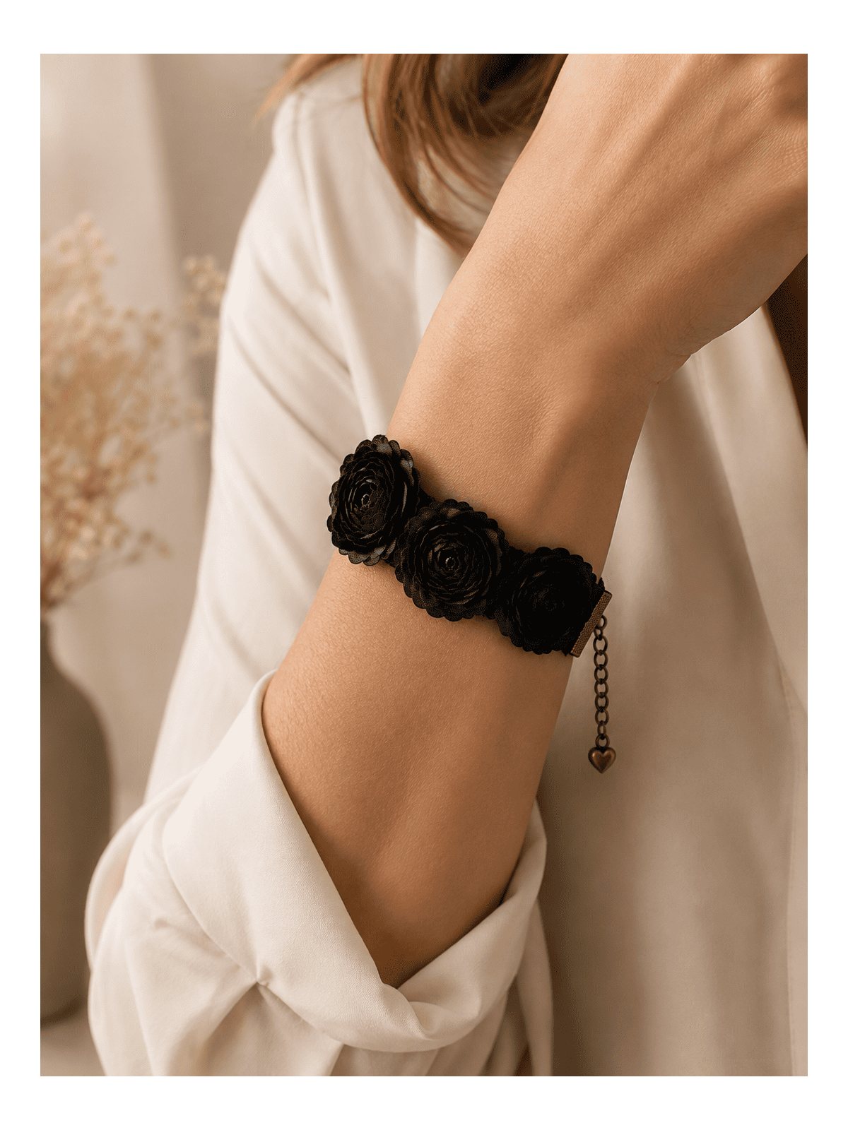 Rosa séduira les amatrices de bijoux raffinés et d'accessoires artisanaux