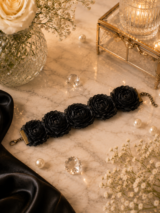 Rosa séduira les amatrices de bijoux raffinés et d'accessoires artisanaux