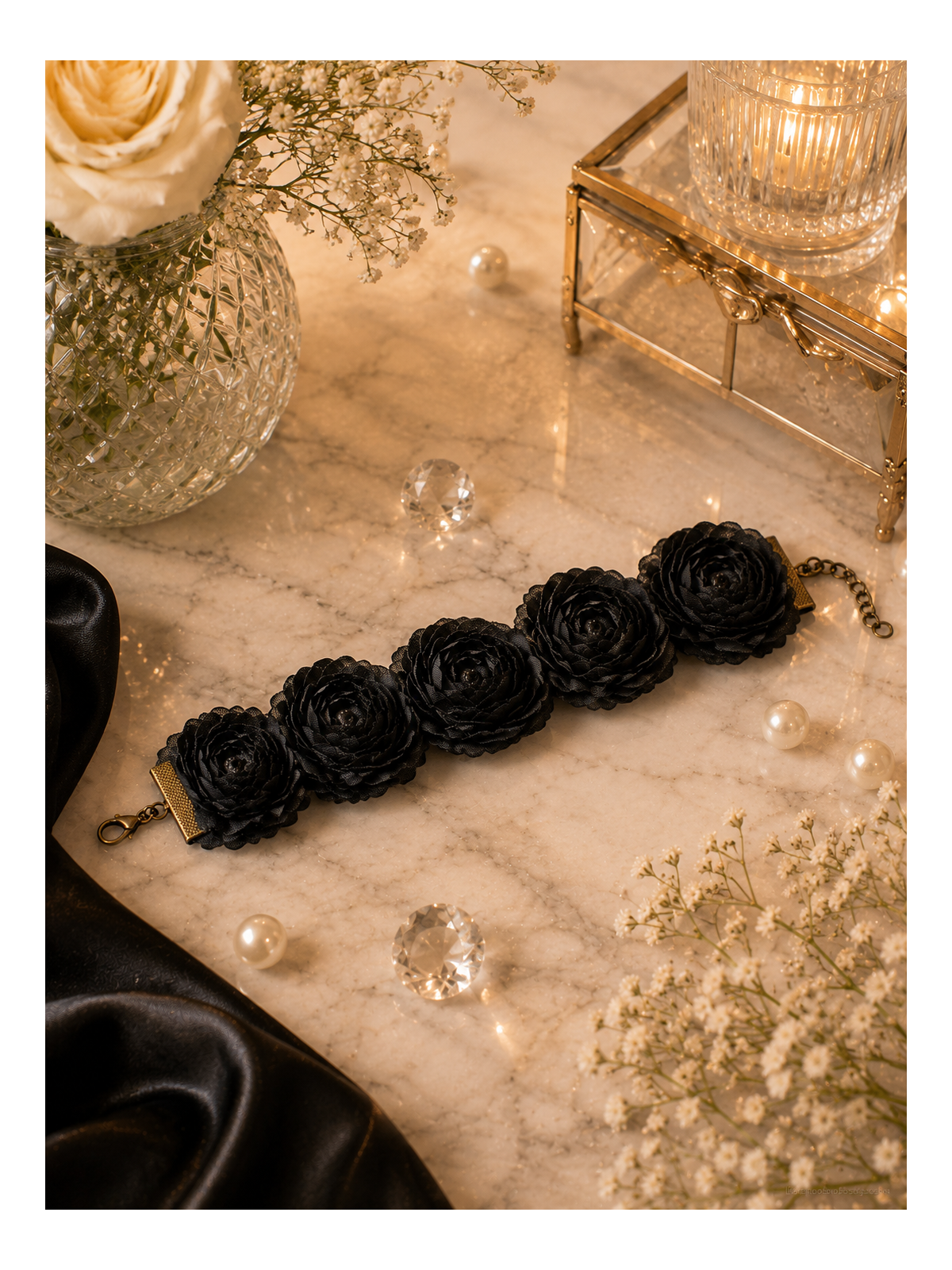 Rosa séduira les amatrices de bijoux raffinés et d'accessoires artisanaux