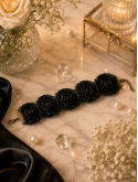 Rosa séduira les amatrices de bijoux raffinés et d'accessoires artisanaux