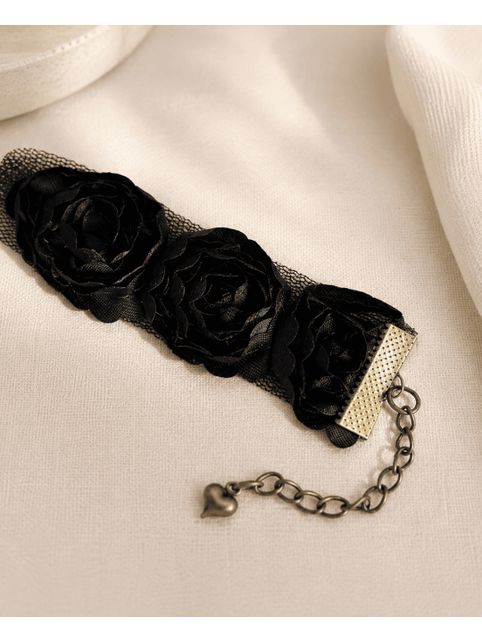 Rosa séduira les amatrices de bijoux raffinés et d'accessoires artisanaux
