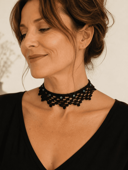 Collier Vintage ras de cou en dentelle ancienne aux fuseaux noire 