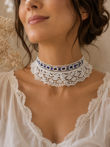 Collier Ras-de-Cou Dentelle Blanche et strass bleus Choker Romantique Femme
