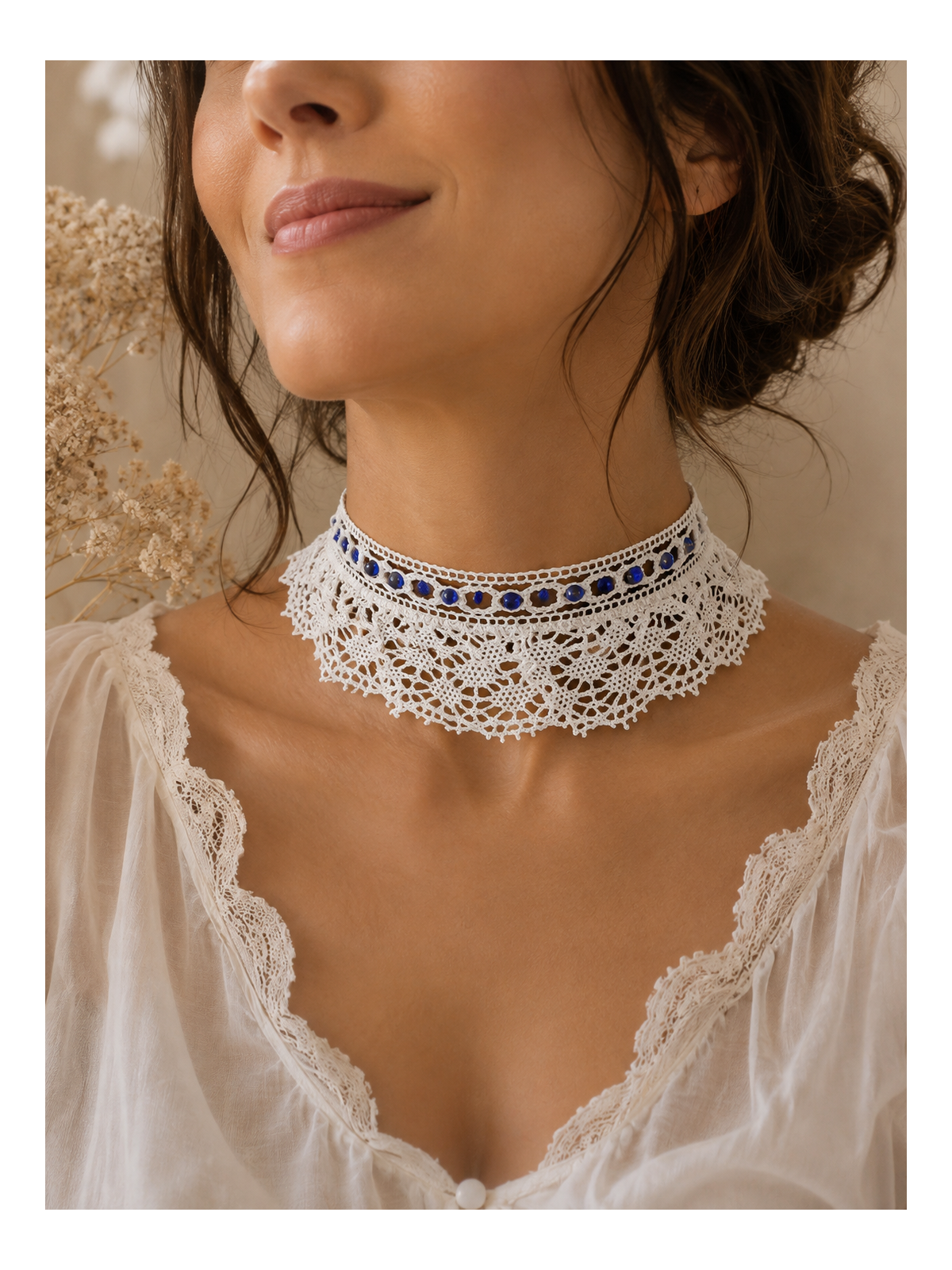 Collier Ras-de-Cou Dentelle Blanche et strass bleus Choker Romantique Femme