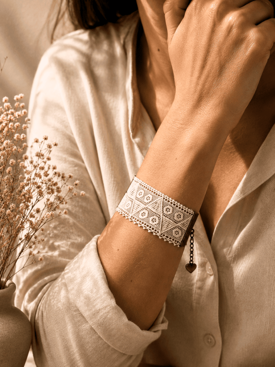 Bracelet manchette dentelle en dentelle écrue Vintage romantique et chic