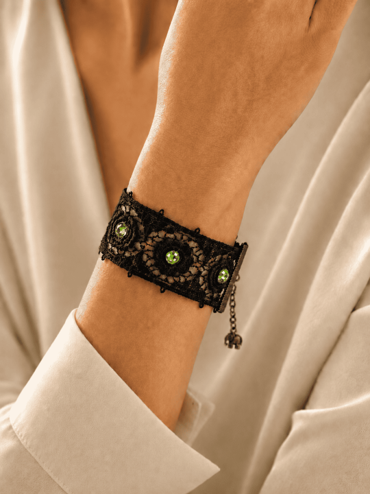 Bracelet manchette en dentelle noire glamour et strass verts lumineux