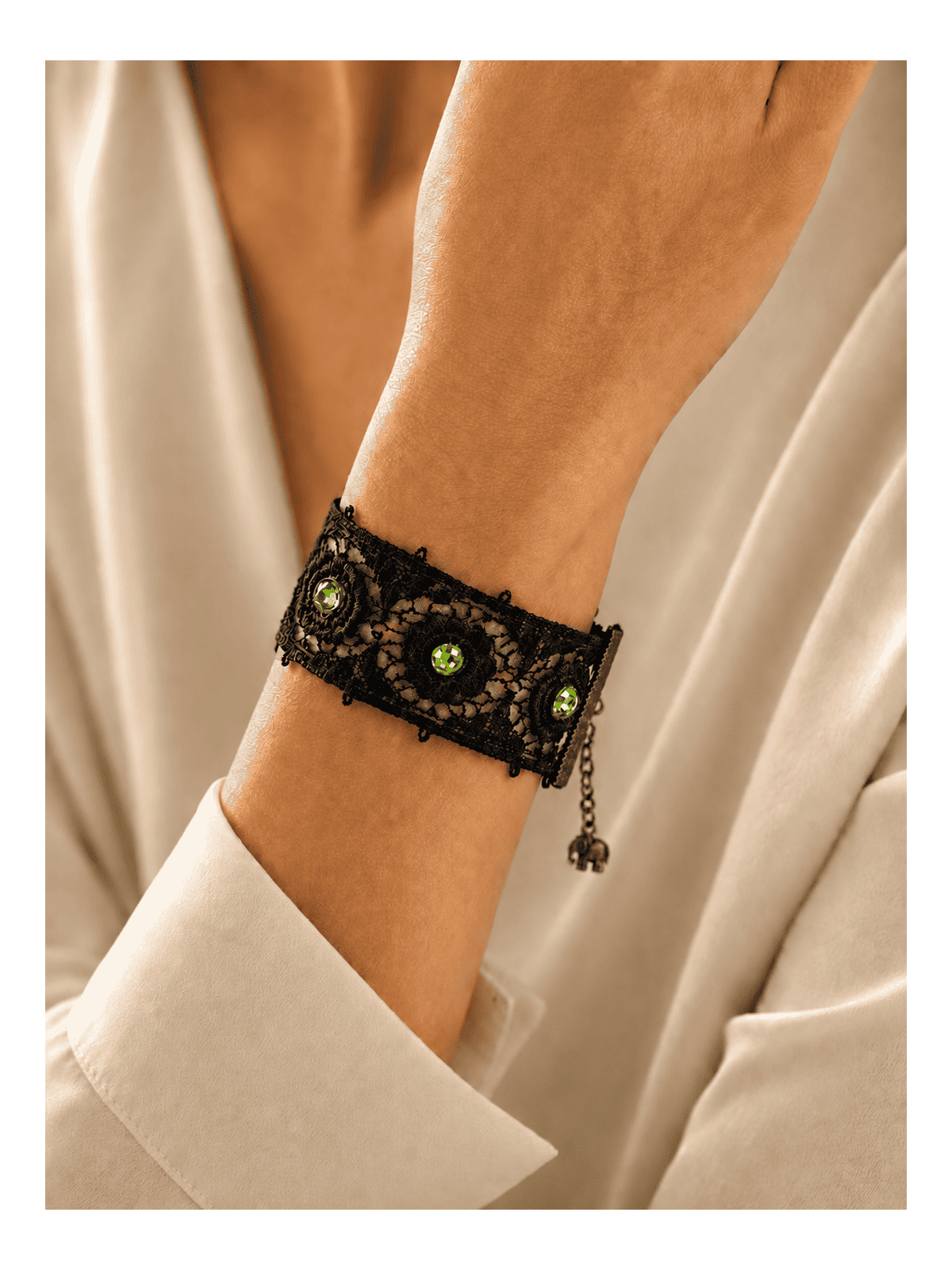 Bracelet manchette en dentelle noire glamour et strass verts lumineux
