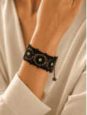 Bracelet manchette en dentelle noire glamour et strass verts lumineux