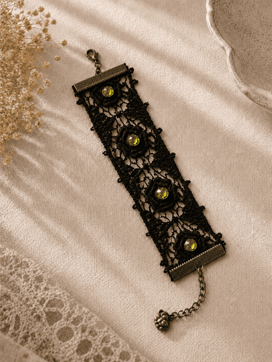 Bracelet manchette en dentelle noire glamour et strass verts lumineux
