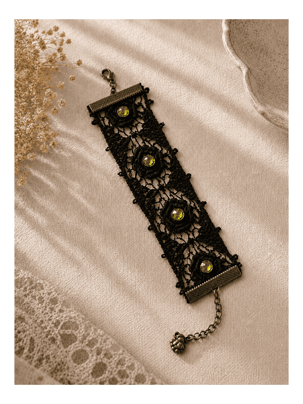 Bracelet manchette en dentelle noire glamour et strass verts lumineux