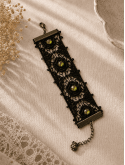 Bracelet manchette en dentelle noire glamour et strass verts lumineux