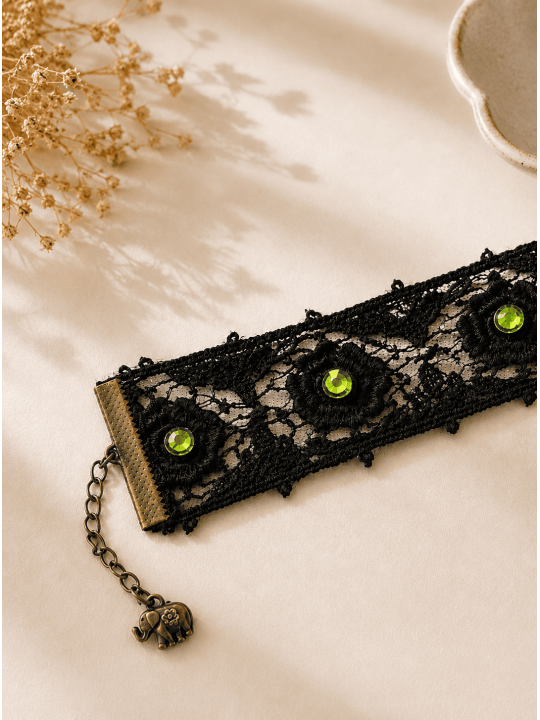 Bracelet manchette en dentelle noire glamour et strass verts lumineux