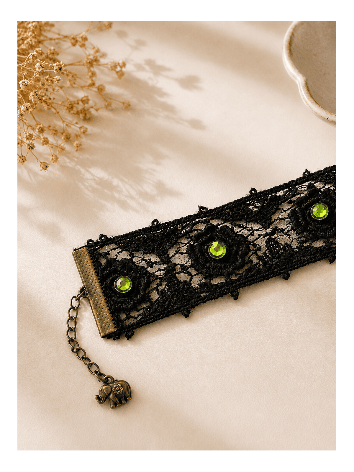 Bracelet manchette en dentelle noire glamour et strass verts lumineux