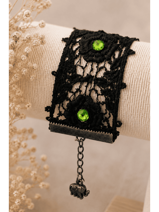 Bracelet manchette en dentelle noire glamour et strass verts lumineux