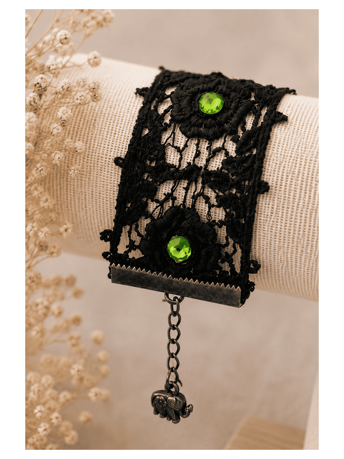 Bracelet manchette en dentelle noire glamour et strass verts lumineux