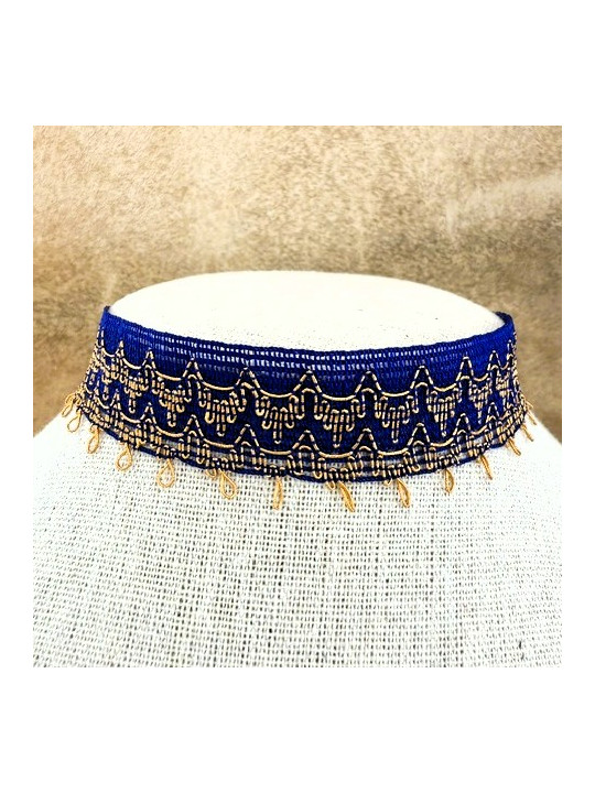 Un collier bleu et or artisanal parfait pour les femmes en quête d'un bijou original, élégant et intemporel.
