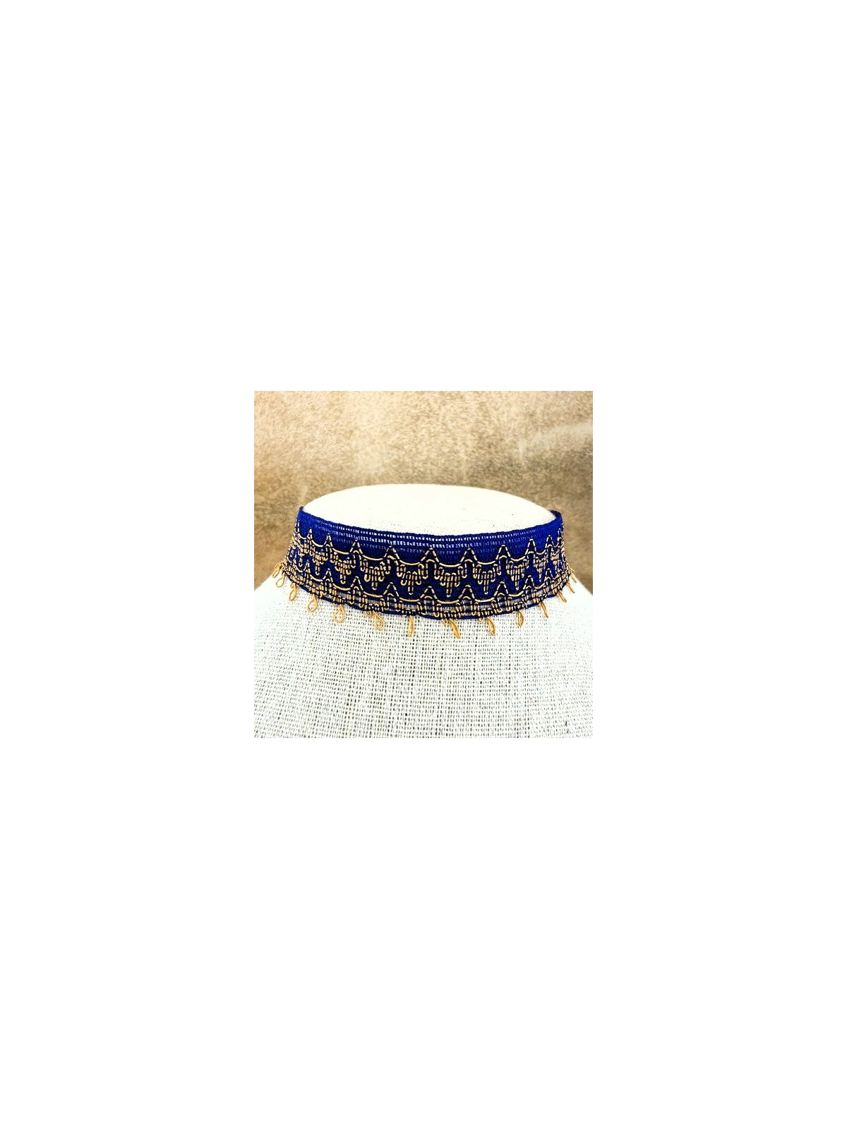 Un collier bleu et or artisanal parfait pour les femmes en quête d'un bijou original, élégant et intemporel.